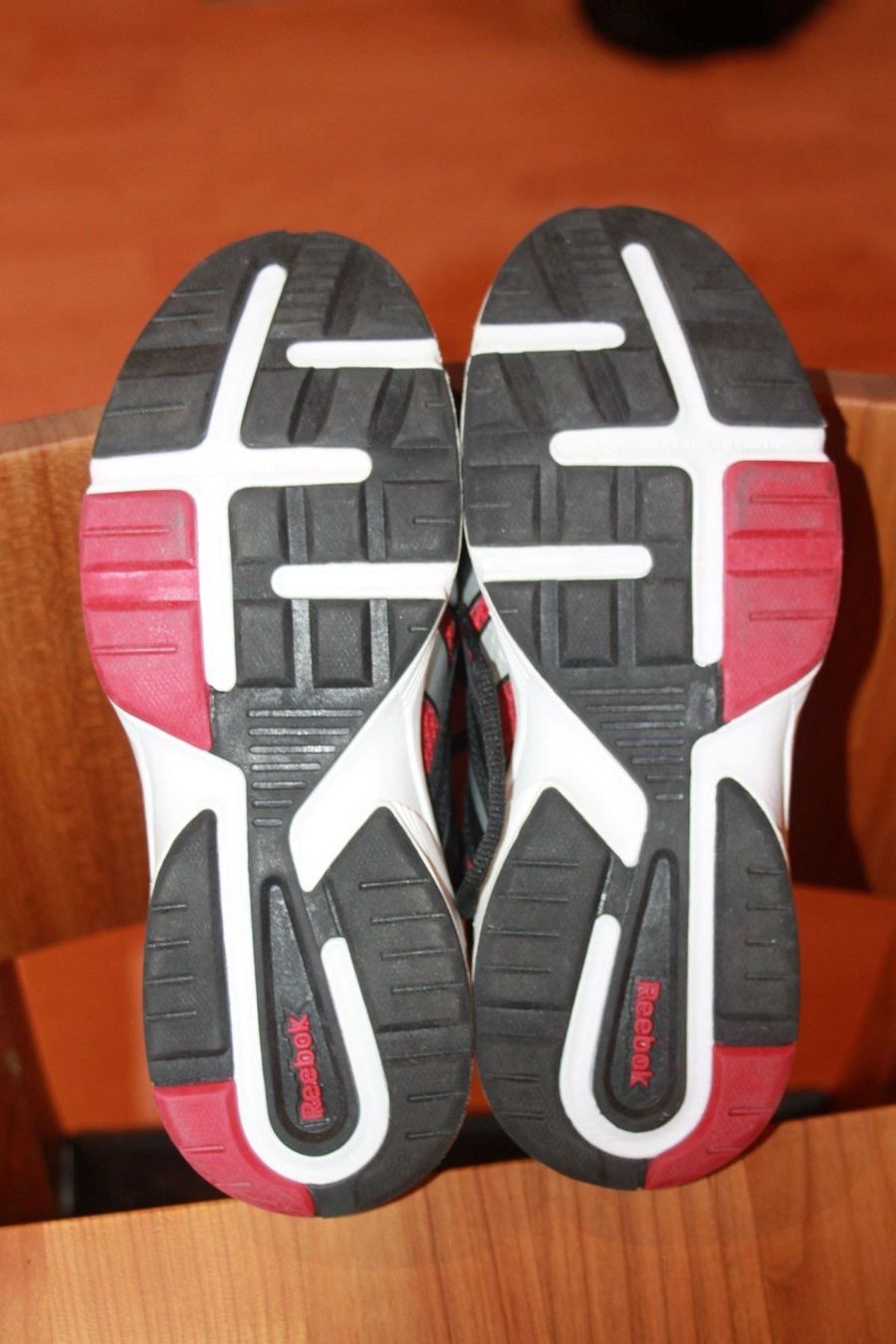 Reebok Scarpe per ragazze: rotschwarze Innen Turnschuhe 37 Reebok – Usato da Wenslingen venduto da Strick4Alpaca 2