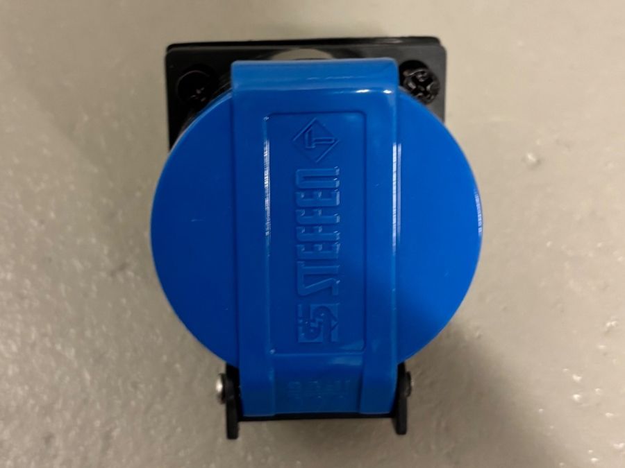 Spine: Einbausteckdose T13 IP55 mit Verschlussdeckel hellblau – Nuovo (secondo la descrizione) da Schenkon venduto da ProStuff