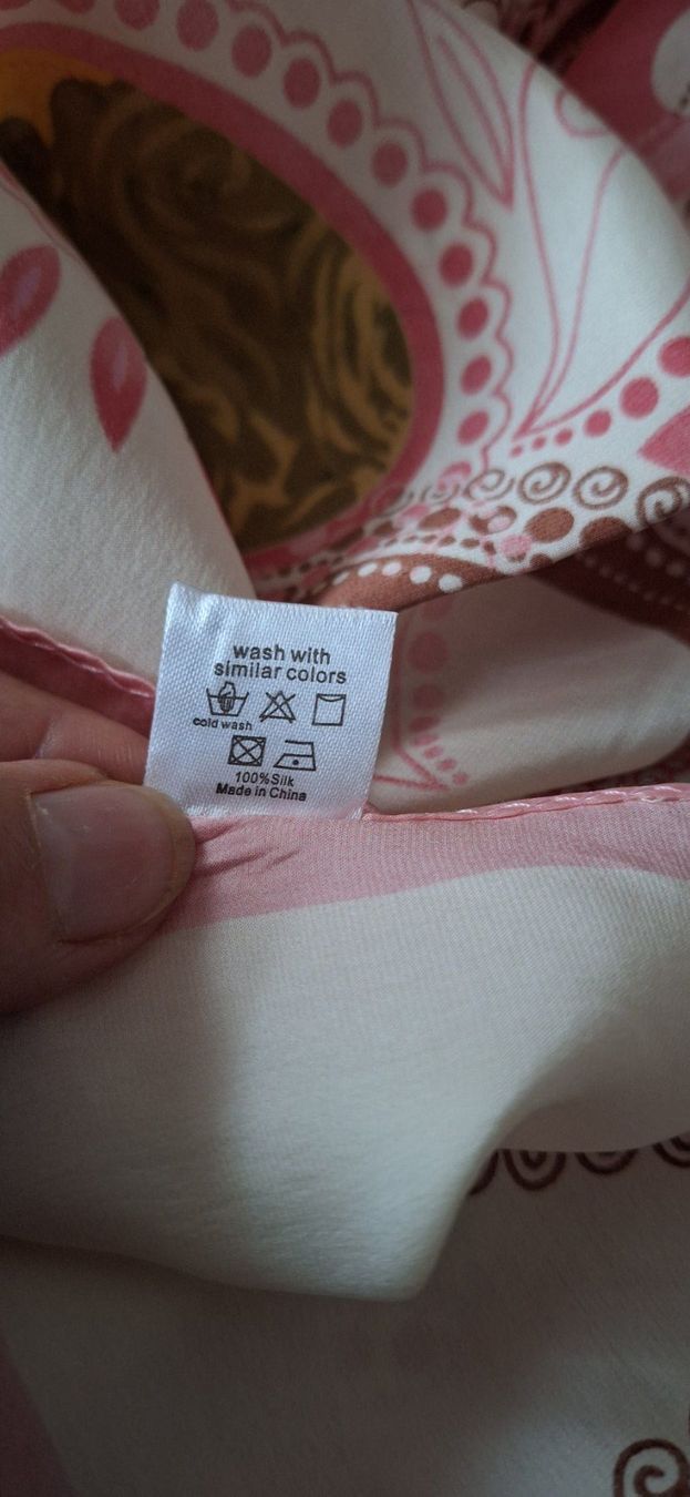 Foulard & Sciarpe: Foulard Vintage en soie – Usato da St-Triphon venduto da Jldr0 5