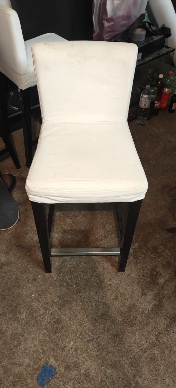 Hocker: 4x Barhocker, Bezug waschbar, Schwarz, Weiss – Gebraucht aus Ennetmoos von Xxbigmaxx
