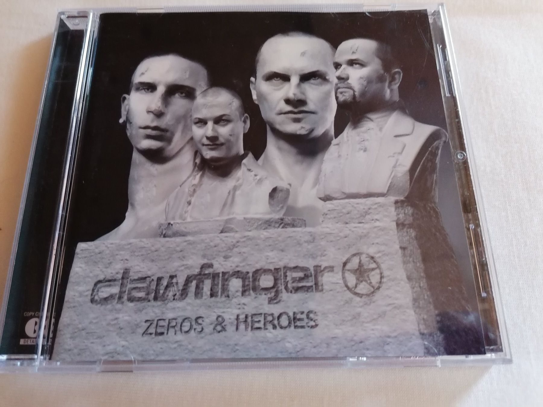 CD: CLAWFINGER - ZEROS & HEROES (2003) – Usato da Ermenswil venduto da easyric