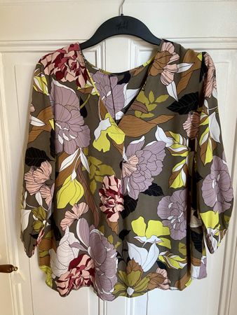 Bluse mit Blumenmuster, Gr 44, Top Zustand für den Sommer