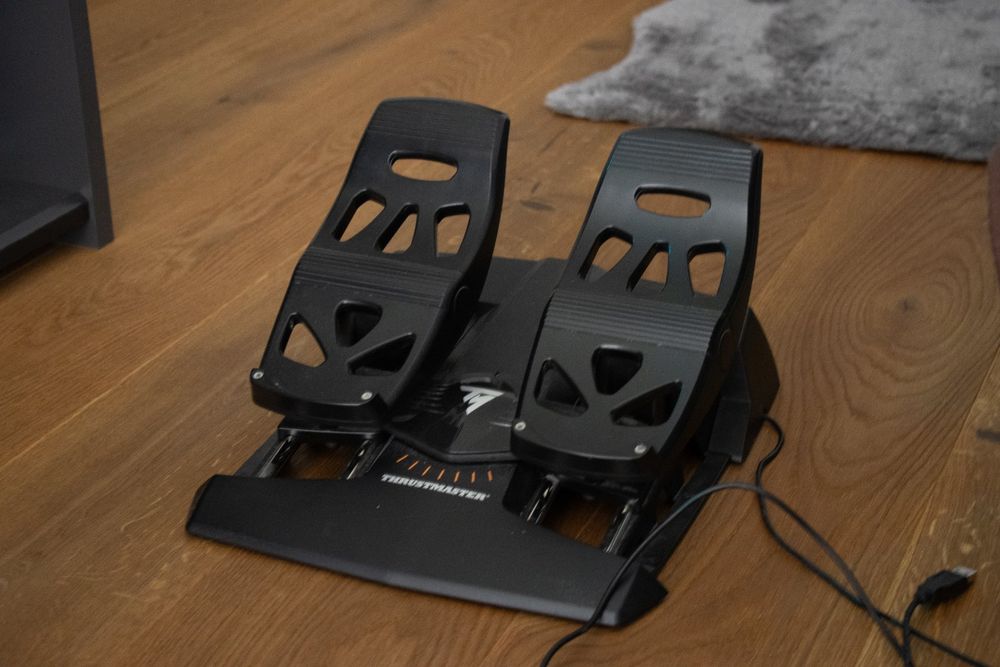 Thrustmaster Warthog HOTAS + Rudder + F/A-18 Flightstick (Gebraucht) in ...