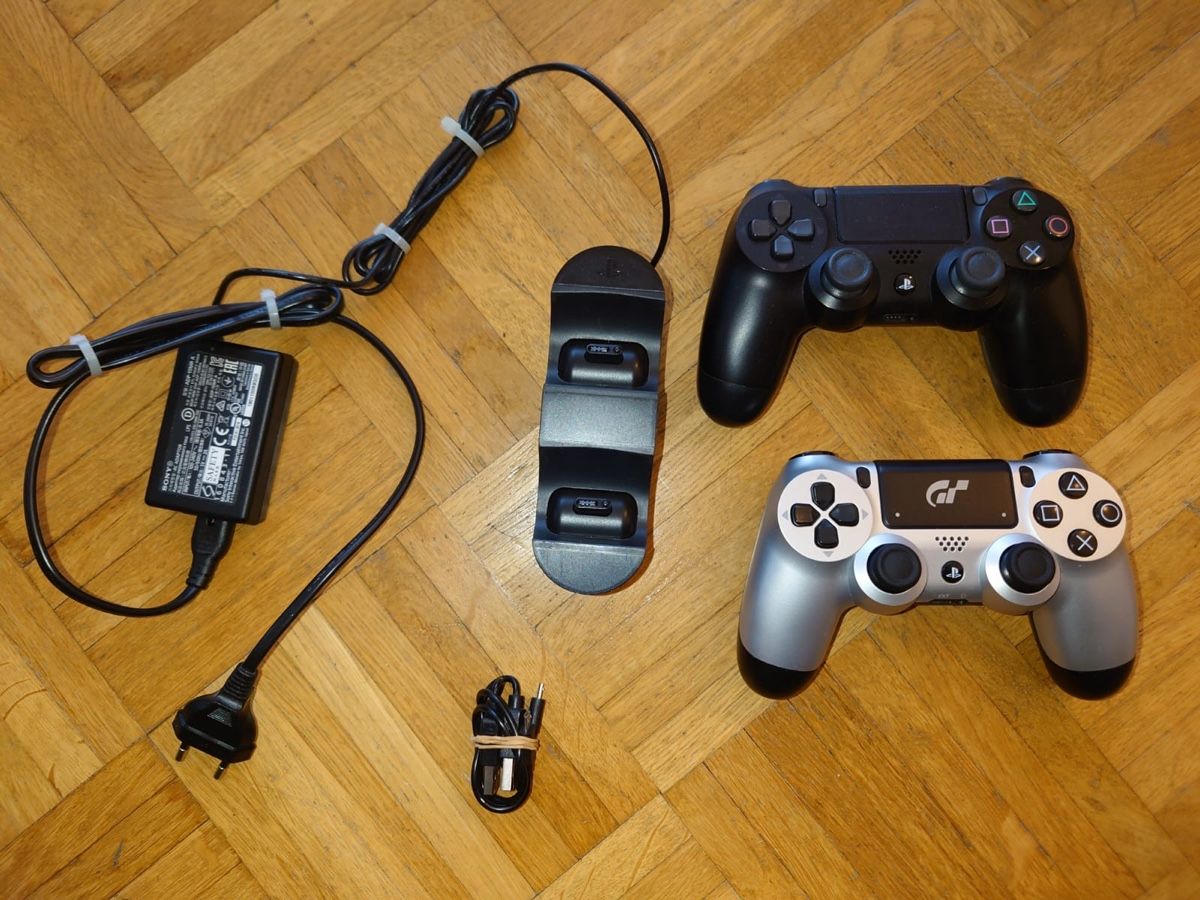 Sony Console: PlayStation 4 PRO, complète, état : comme neuve. – Nuovo (secondo la descrizione) da Biel/Bienne venduto da Djemel-Boughrassa 2