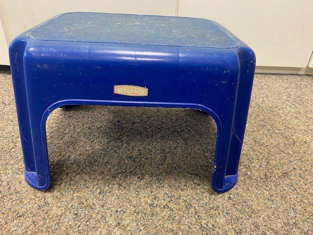Sgabelli: Blauer Trittschemel H: 25cm – Usato da Wängi venduto da Bmo