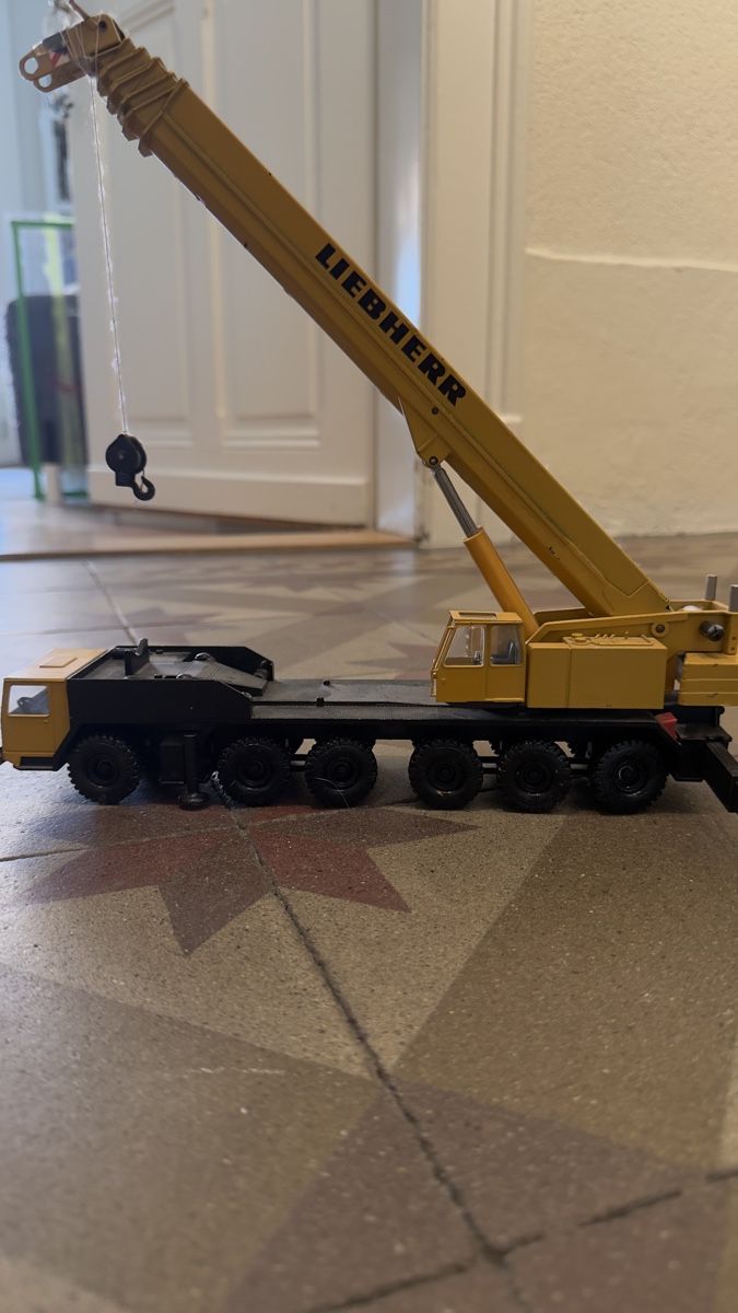Giocattoli: Kranwagen Liebherr gelb gebraucht – Usato da Bern venduto da MarieBrocante 1