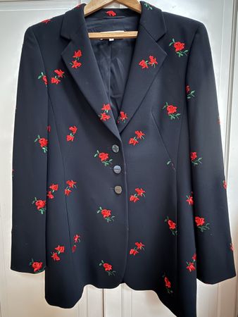 Blazer Escada schwarz mit Rosen Stickerei Grösse 38