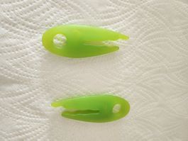 2 Grüne Klammern 7.5cm Verschluss Spangen