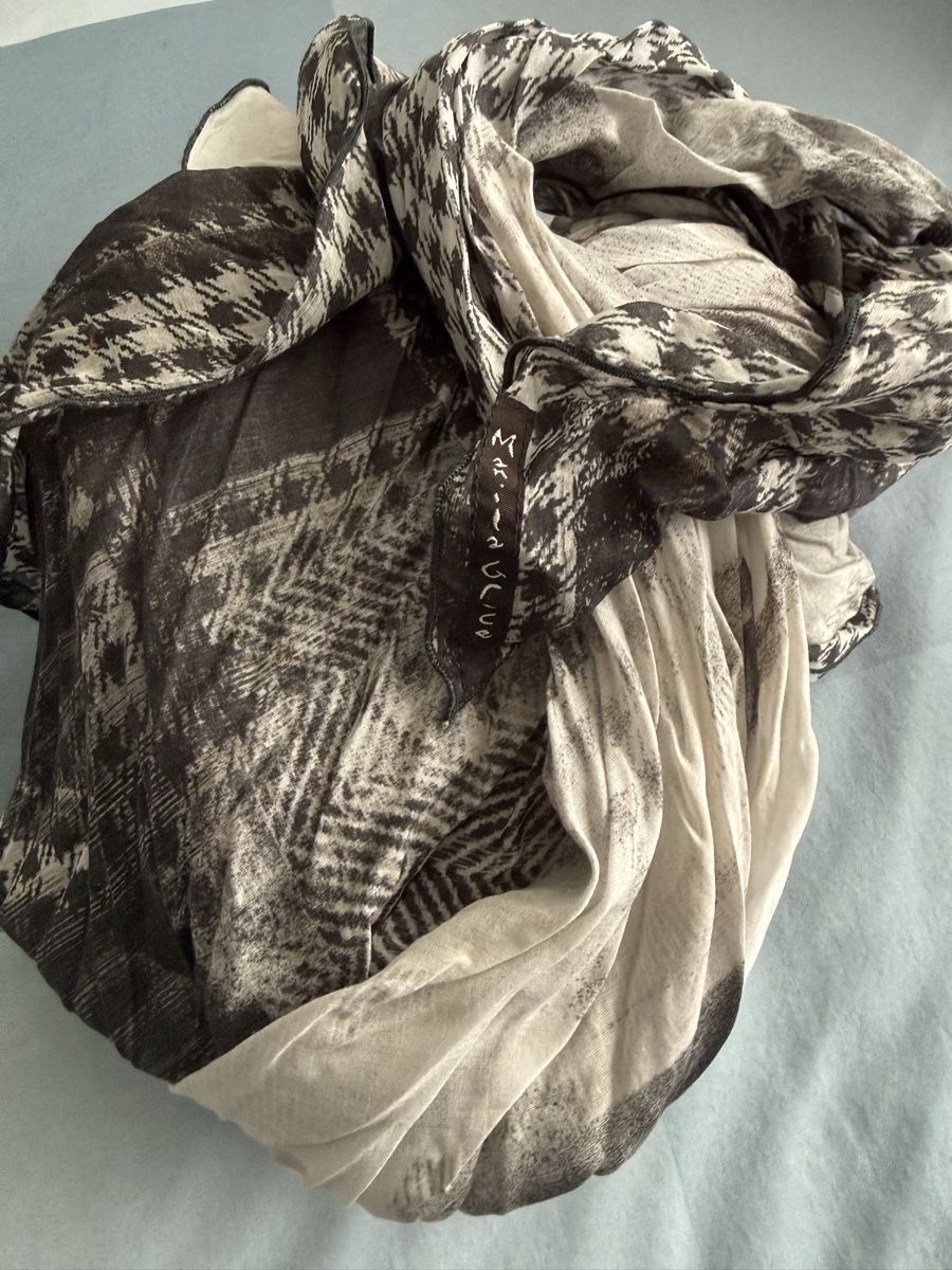 Manila Grace Foulard & Sciarpe: Foulard Manila Grace – Usato da Roveredo GR venduto da ang_cc9l 1