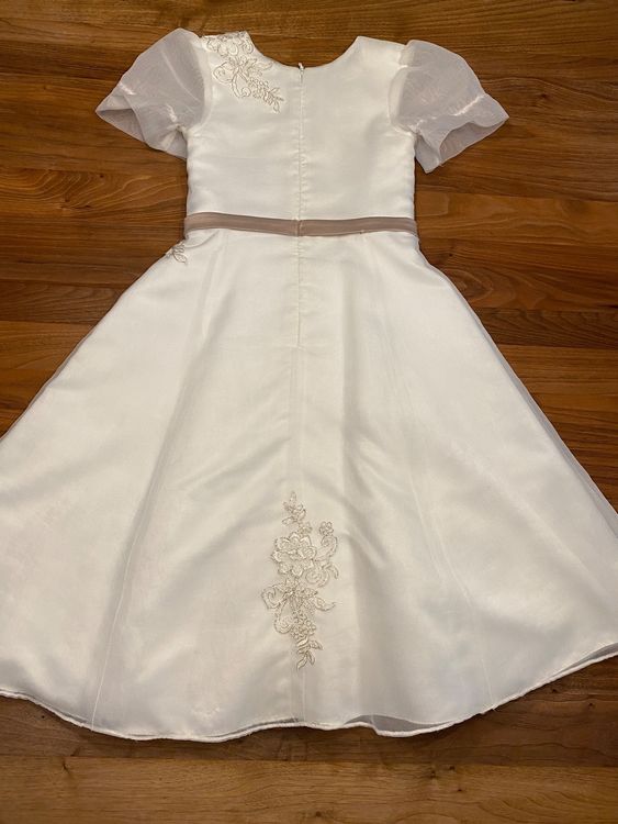 Kleines Mädchen In Einem Hochzeitskleid Hübsche Kleine Mädchen In Schönen Weißen Kleid Isoliert