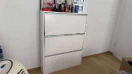 Schuhschrank weiss 3 Klappen guter Zustand 60 Zeichen