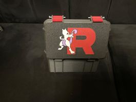 🚀 Pokémon Team Rocket Mewtwo Toploader-Aufbewahrungsbox