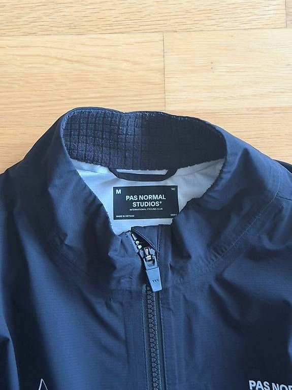 Pas Normal Studios Vestes: Pas Normal Studios T.K.O. Shield Jacket  Men/Grösse M – D'occasion à Zürich par mariusgrieder 1