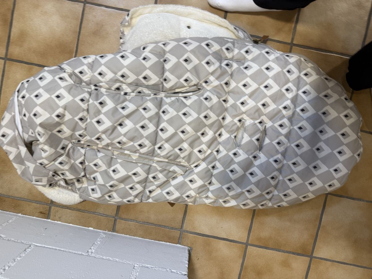Elodie Sacchi a pelo: Elodie Fusssack Kinderwagen – Usato da Berikon venduto da chuchu 2