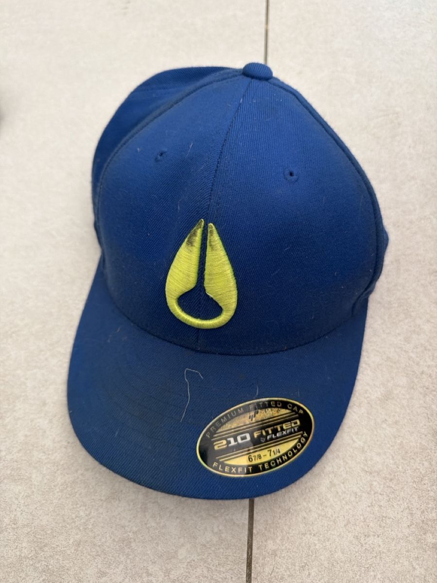 Altro in  Abbigliamento & Accessori: 4 Baseball Caps Red Bull V8 Blue Fitted – Usato da Martigny venduto da Jacoosh1234 1