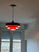 Rote Hängelampe im Retro Design der 70er Jahre