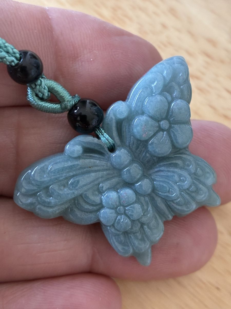 Statuette: Chinese jade amulette figure papillion – Usato da St-Aubin-Sauges venduto da asianart