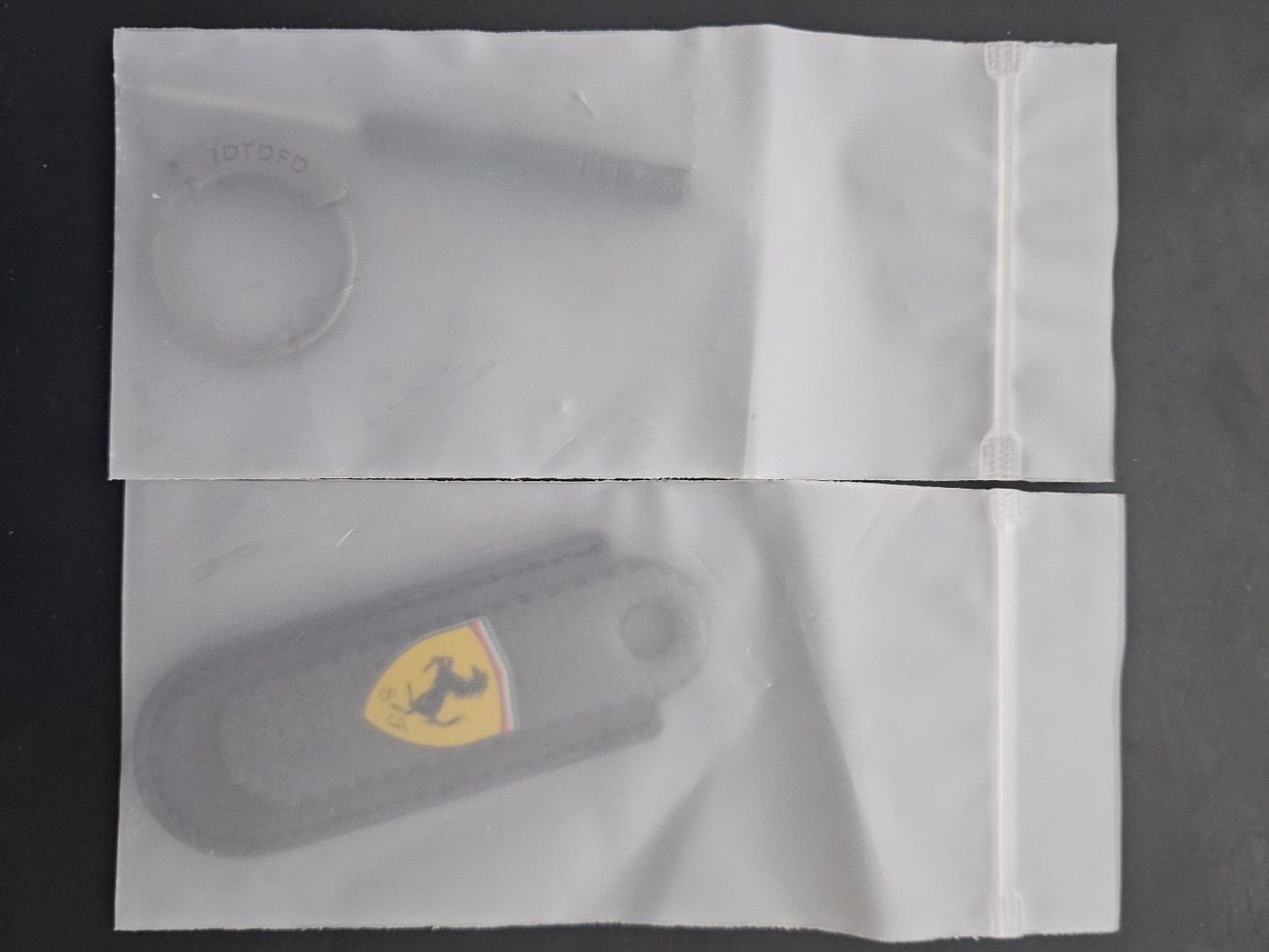 Ferrari Schlüsselanhänger & - bänder: Ferrari Schlüsselanhänger Carbon – Neu und originalverpackt aus Escholzmatt von Lagano 1