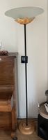 Elegante Stehlampe mit Glas