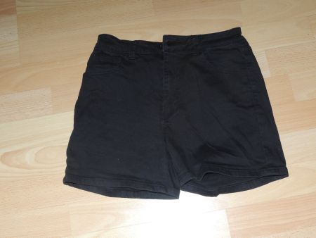 Kurze schwarze Hose