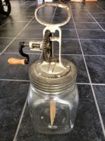 Barrate à beurre/Antiker Quirl / Handrührer mit Glasbehälter