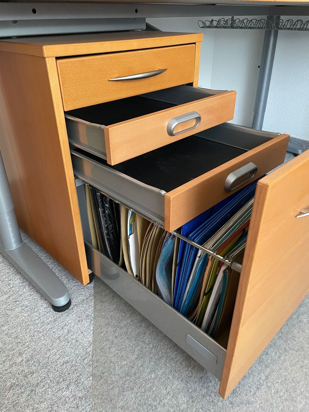 Scrivanie: Schreibtisch mit Aktenschrank – Usato da Bubikon venduto da lontalk 1