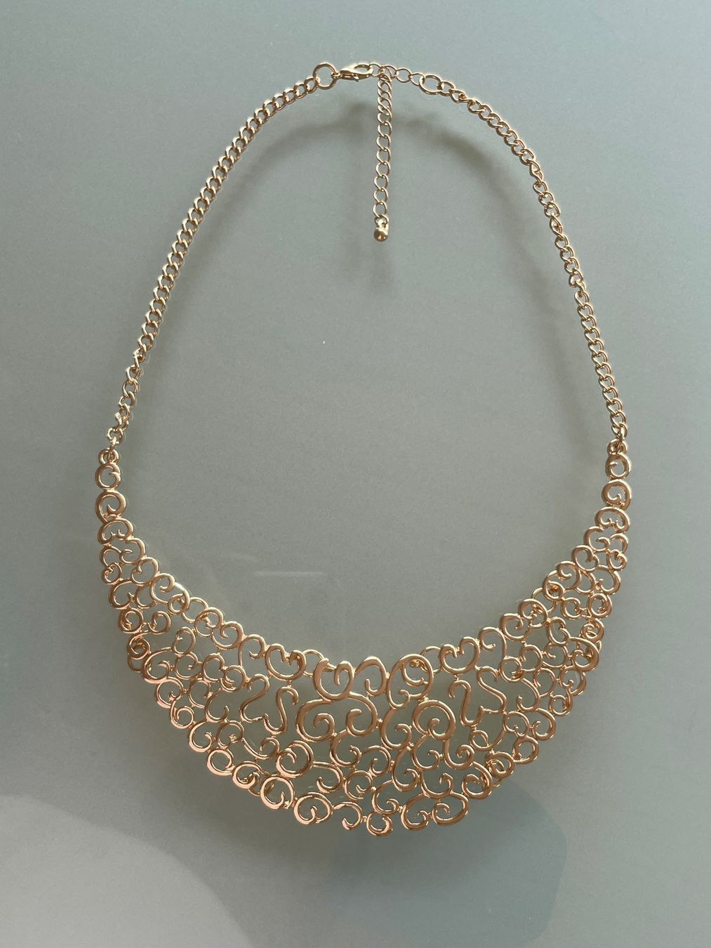 Catenine: Collier brodé doré jamais porté – Nuovo e nell'imballaggio originale da Vuadens venduto da Nina11 1