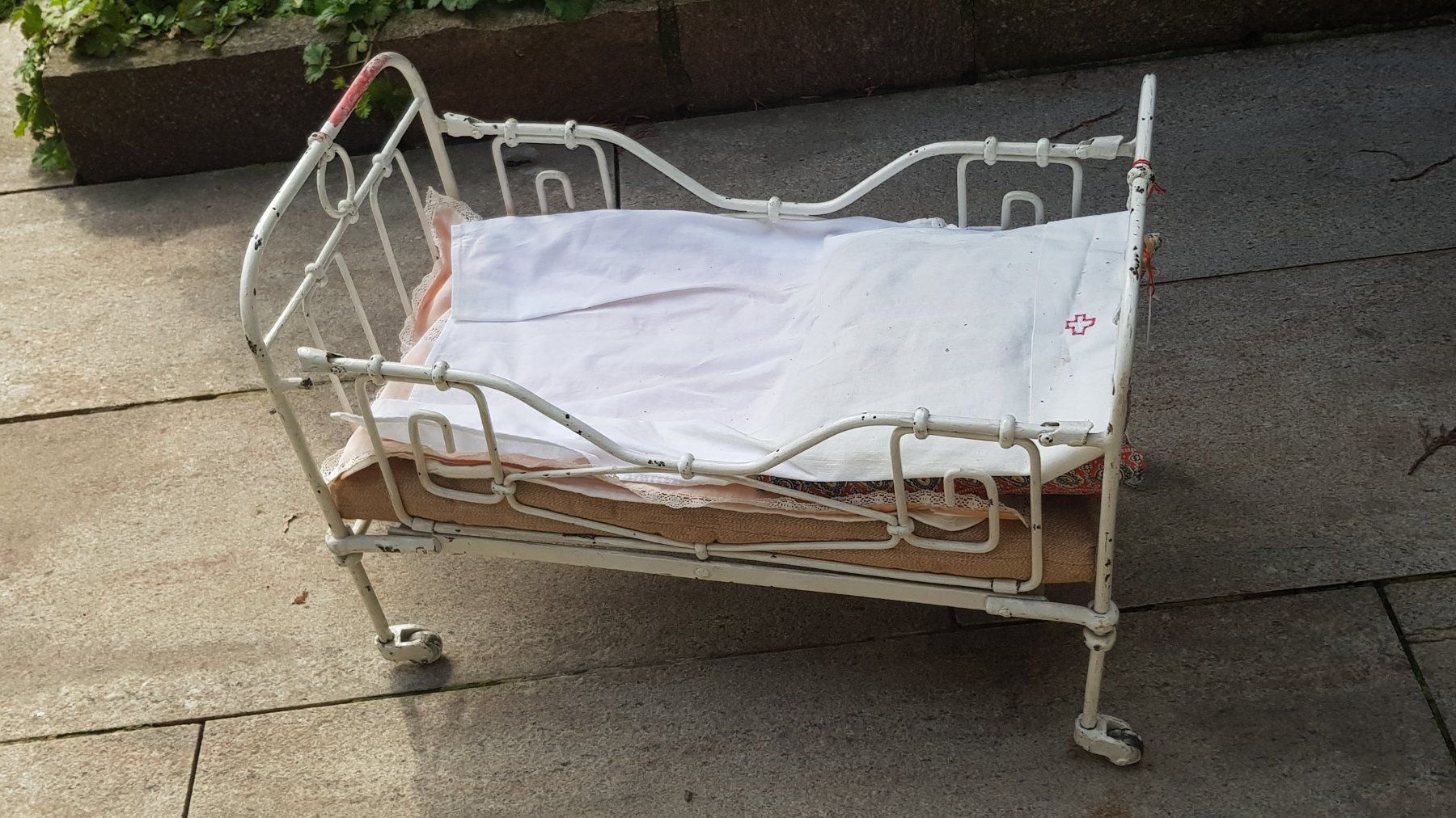 Bambole: Puppenbett Spitalbett antik – Usato da Mörschwil venduto da lindaswunderkiste 9