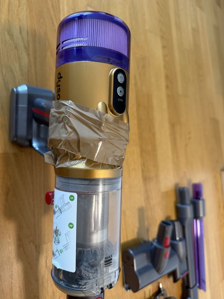 Dyson Staubsauger & Zubehör: Dyson Staubsauger inkl Zubehör – Gebraucht aus Recherswil von Noname1 1