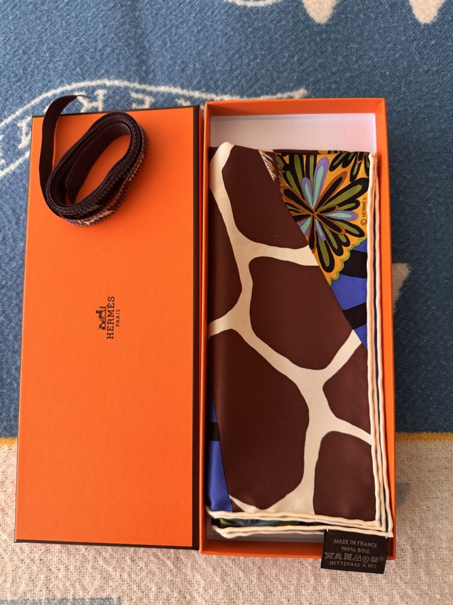 Hermès Foulard & Sciarpe: Hermès gavroche 41x41cm neuf The Three Graces – Nuovo e nell'imballaggio originale da Genève venduto da HappyLifestyle 5