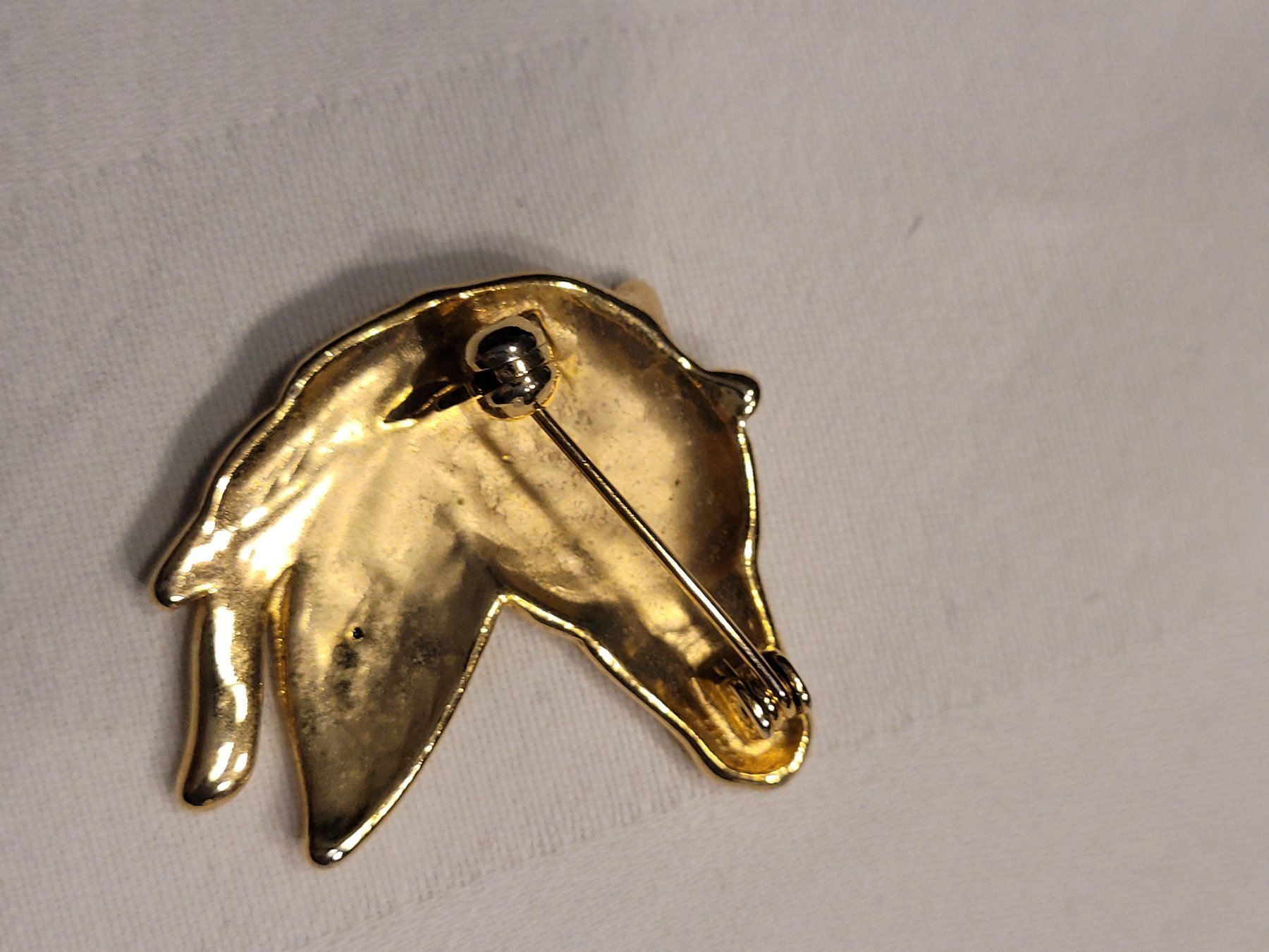 Broches & Aiguilles: Brosche Pferdekopfform goldfarben mit Steinen – D'occasion à Muttenz par Chipsy2009 1
