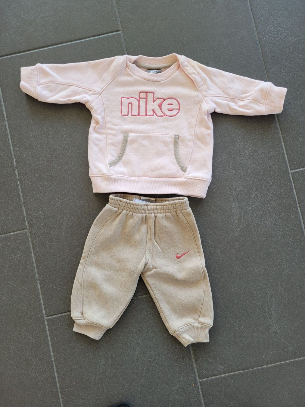 Nike Lotti & Set di vestiti: Nike Trainer 62-68 neuwertig – Nuovo (secondo la descrizione) da Erlinsbach SO venduto da Elso72