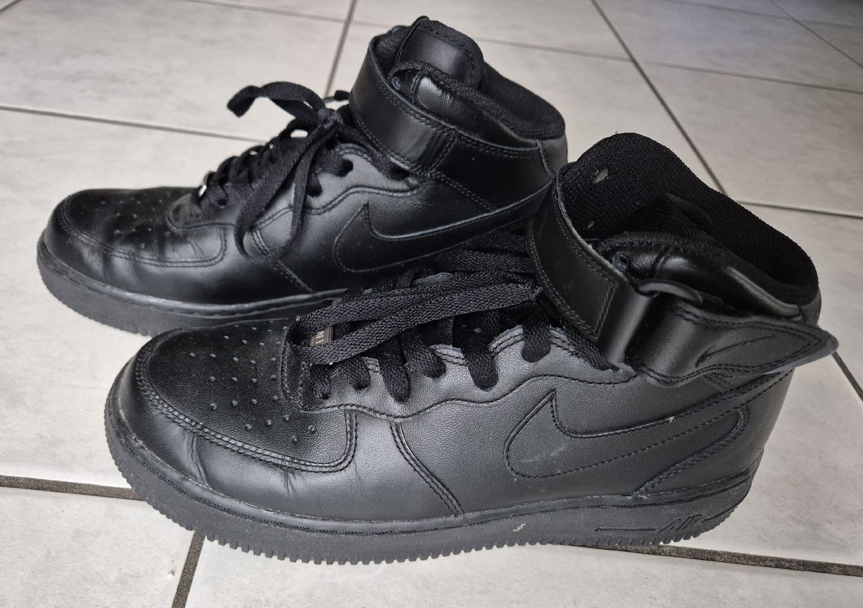 Nike Scarpe da uomo: Schwarze Nike Air Force 1 Sneaker, Gr. 40.5 – Nuovo (secondo la descrizione) da Belp venduto da nibeas