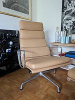 Vitra  EA 222 & Ottoman EA 223  Leder Premium Cognac