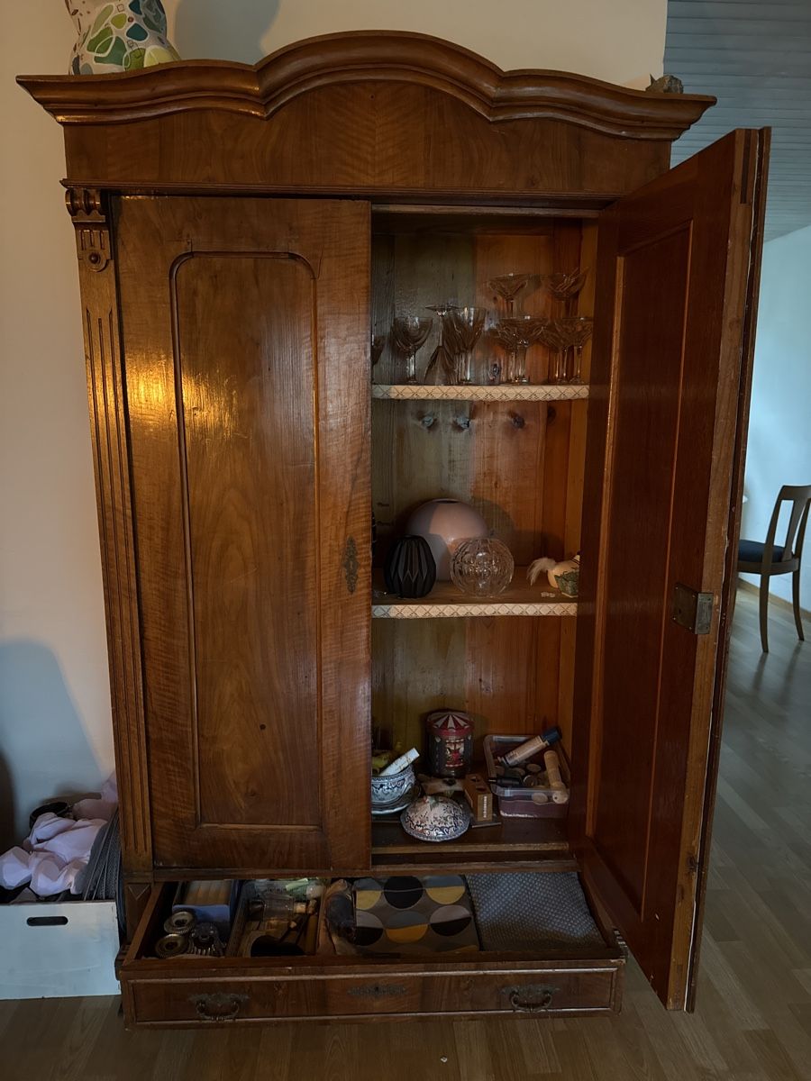 Armadi: Antiker Schrank mit eingebautem Regal – Usato da Cham venduto da ReUse_and_ReCycle 3