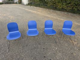 4 Stühle blau mit Metallgestell ab 1.-