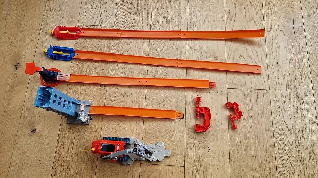 Spielzeuge: Hotweels Bahn & Starthilfen – Gebraucht aus Thun von 3604.Thun