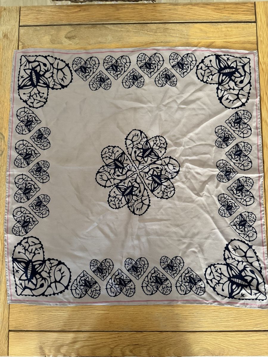 Becksöndergaard Foulards & écharpes: Beck Söndergaard Square Silk Scarf Butterfly & Heart Pattern – D'occasion à Dübendorf par ClaraS. 1
