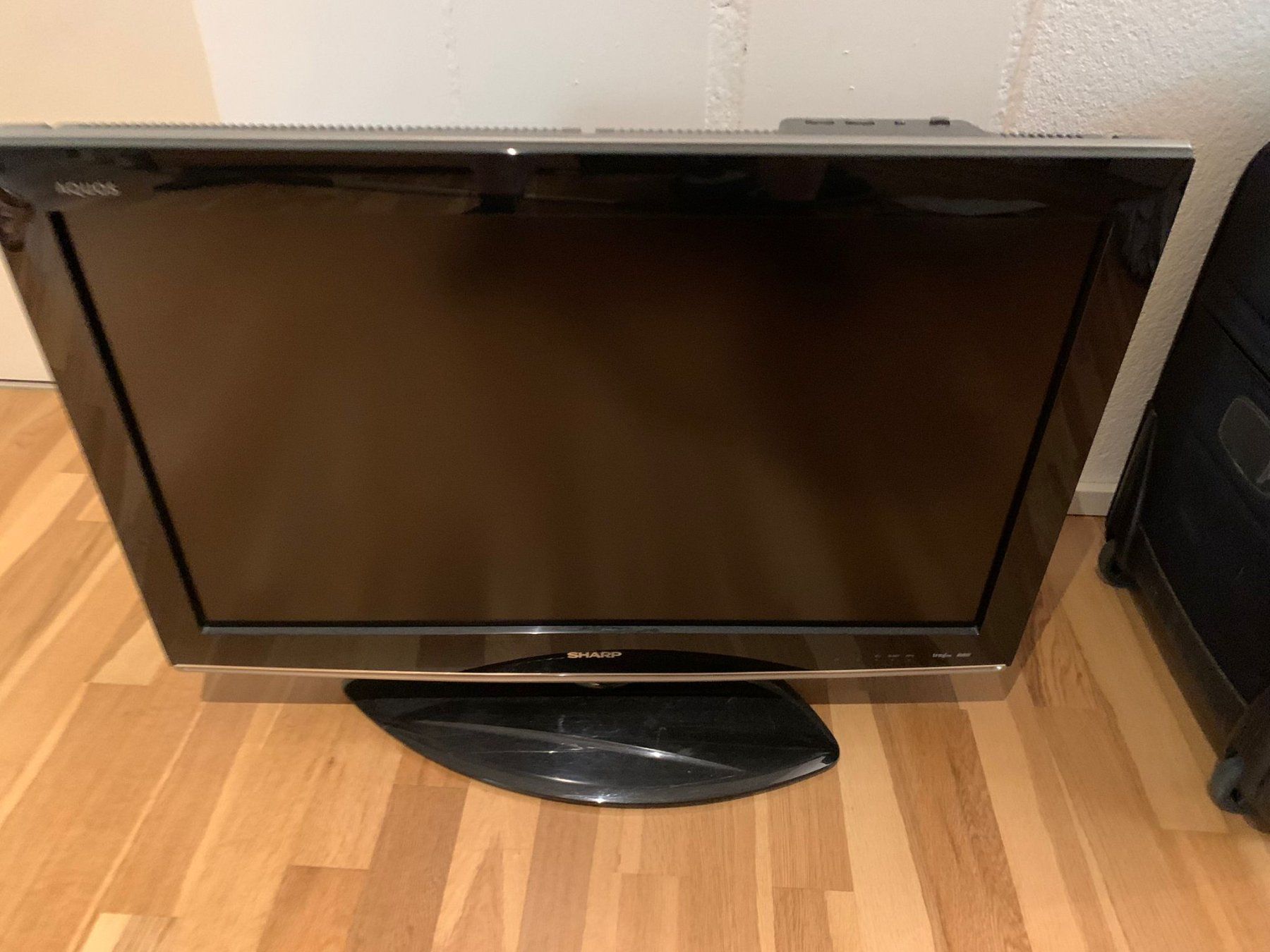 Sharp Fernseher: Sharp Aquos LCD TV, 32 Zoll, Inkl. Fernbed. – Gebraucht aus Magden von ale_d98n 1