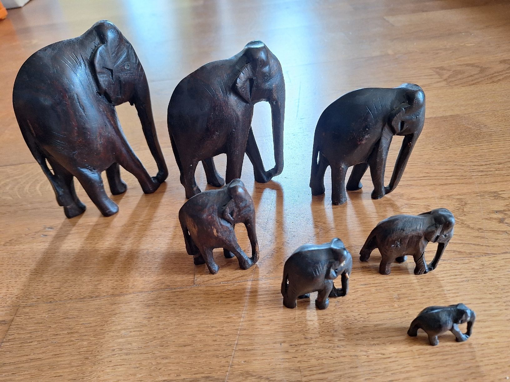 Toutes les décorations: Neun Elefanten aus Holz – D'occasion à Genolier par Antoine30 4