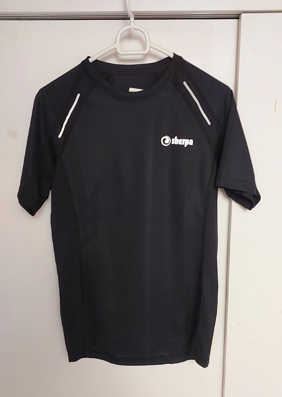 Sherpa T-Shirts: Sherpa – Gebraucht aus Brunnen von CHOUCHOU.