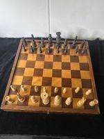 Altes Schachbrett mit Figuren und Backgammon Spielfeld ♟️ 