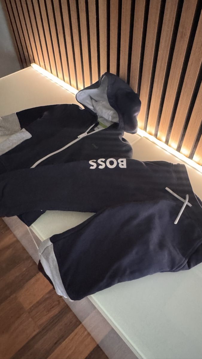 Lotti & Set di vestiti: BOSS Kinder Jogginganzug dunkelblau Grösse 94 – Usato da Dübendorf venduto da Premium-Cars 1