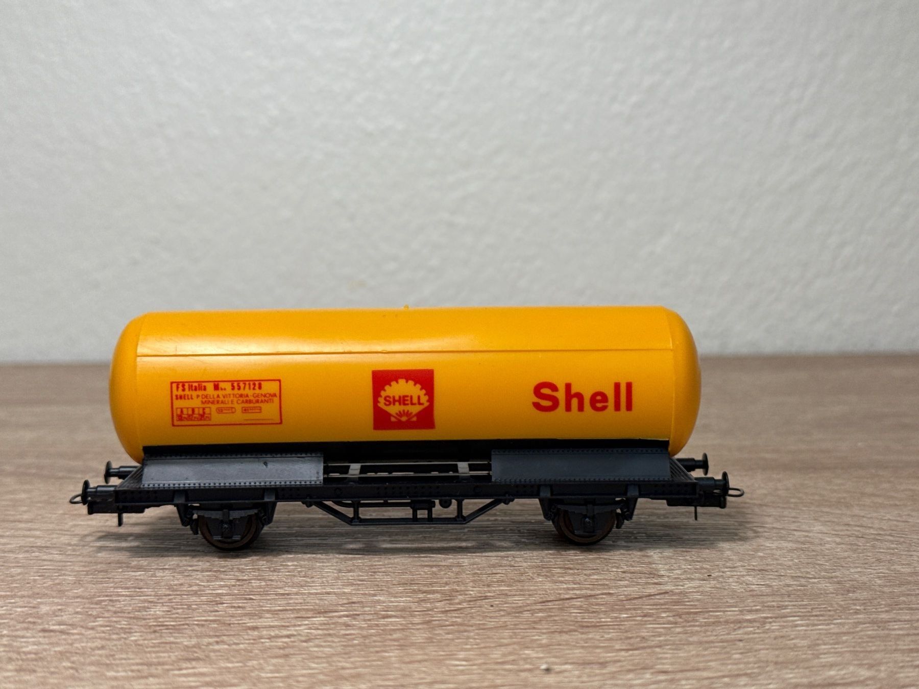 Lima Modellini di ferrovie: Lima Kesselwagen SHELL H0 (217) – Usato da St-Aubin-Sauges venduto da Lo_Go 1