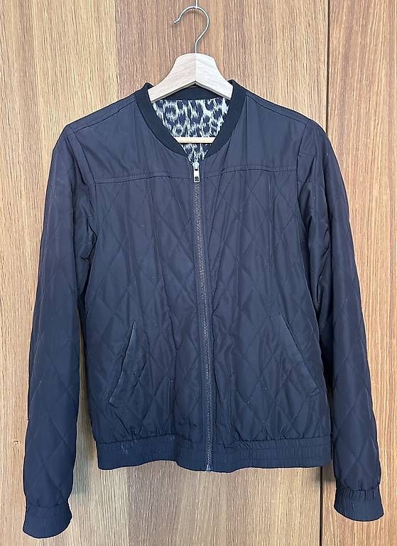 Only Jacken: schwarze Jacke mit Leoprint (drehbar) – Gebraucht aus Gais von T_iziana