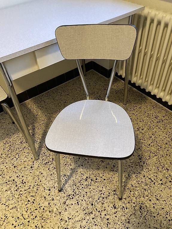 Set di tavolo e panche: Table en Formica avec 1 chaise et un tabouret – Usato da Boudry venduto da jack067 2