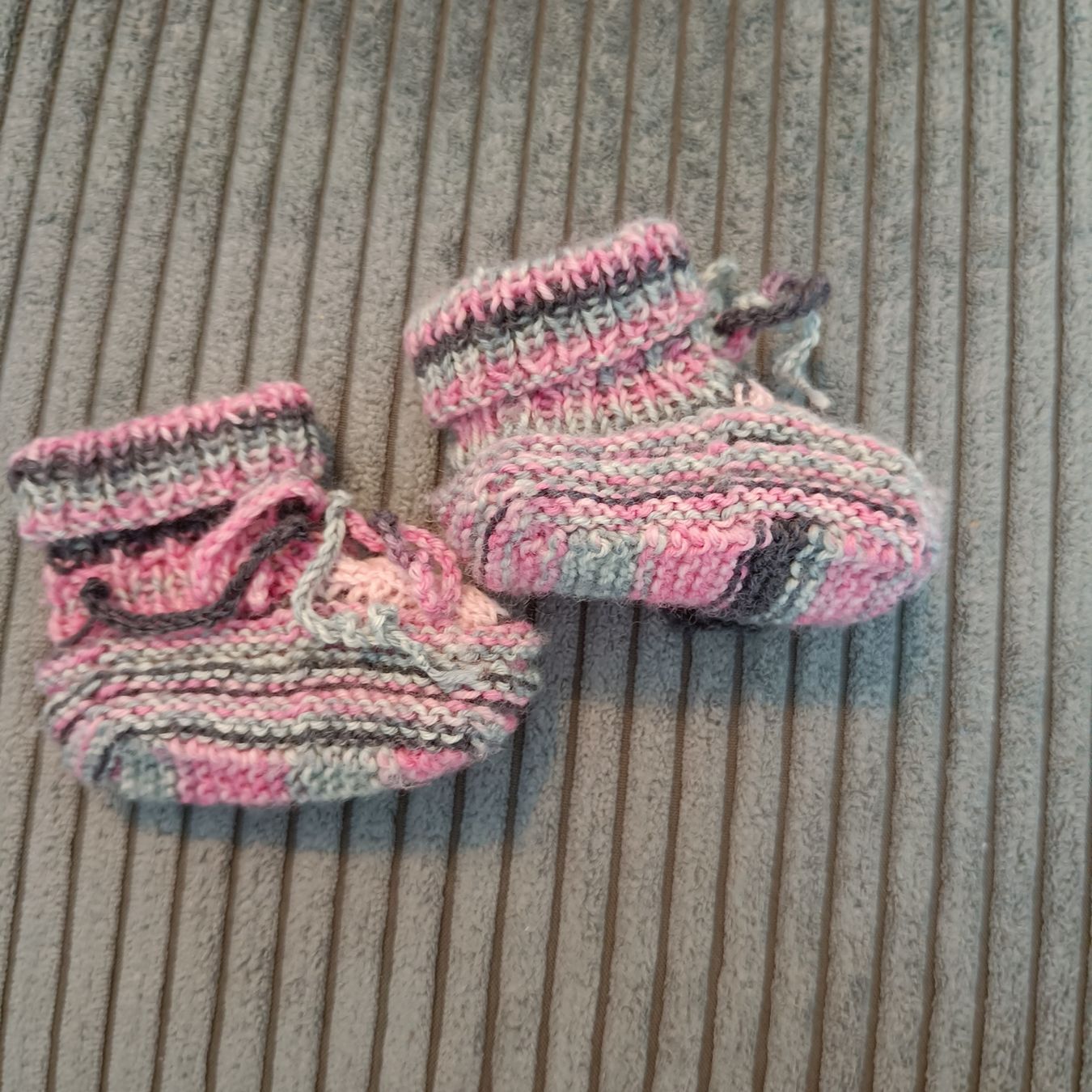 Calze per bambini: Gestrickte Babyschuhe Newborn – Usato da Jaberg venduto da urig17. 1