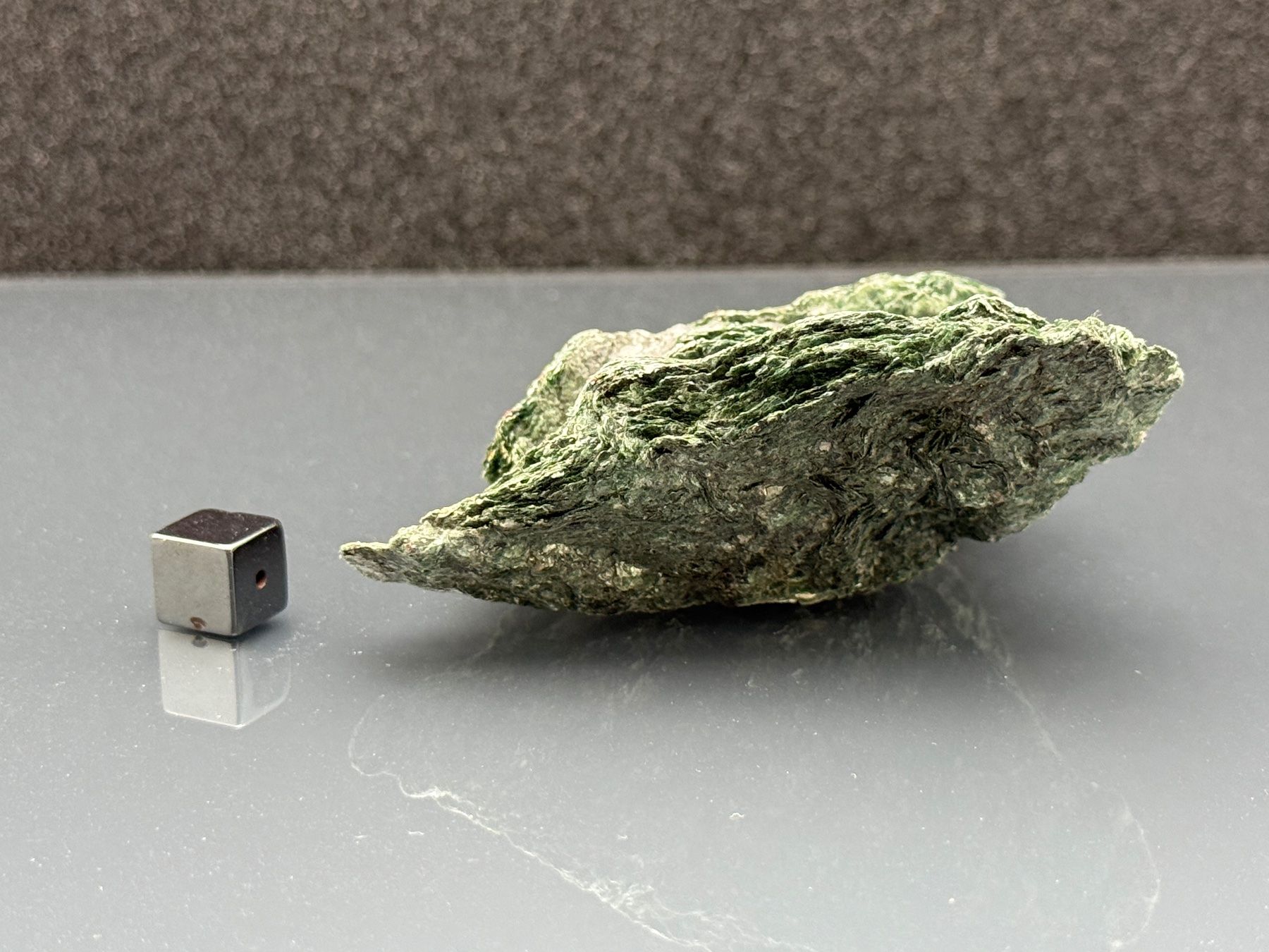 Mineralien & Heilsteine: Antigorite, picrolite variety – Gebraucht aus Vésenaz von RMShop 1