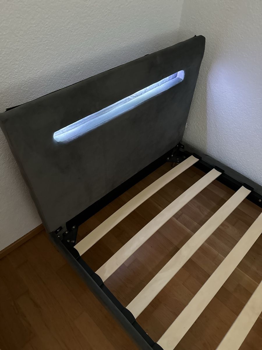 Letti: Graues Bettgestell mit Lattenrost und LED Licht – Nuovo (secondo la descrizione) da Bettlach venduto da Kvety 2