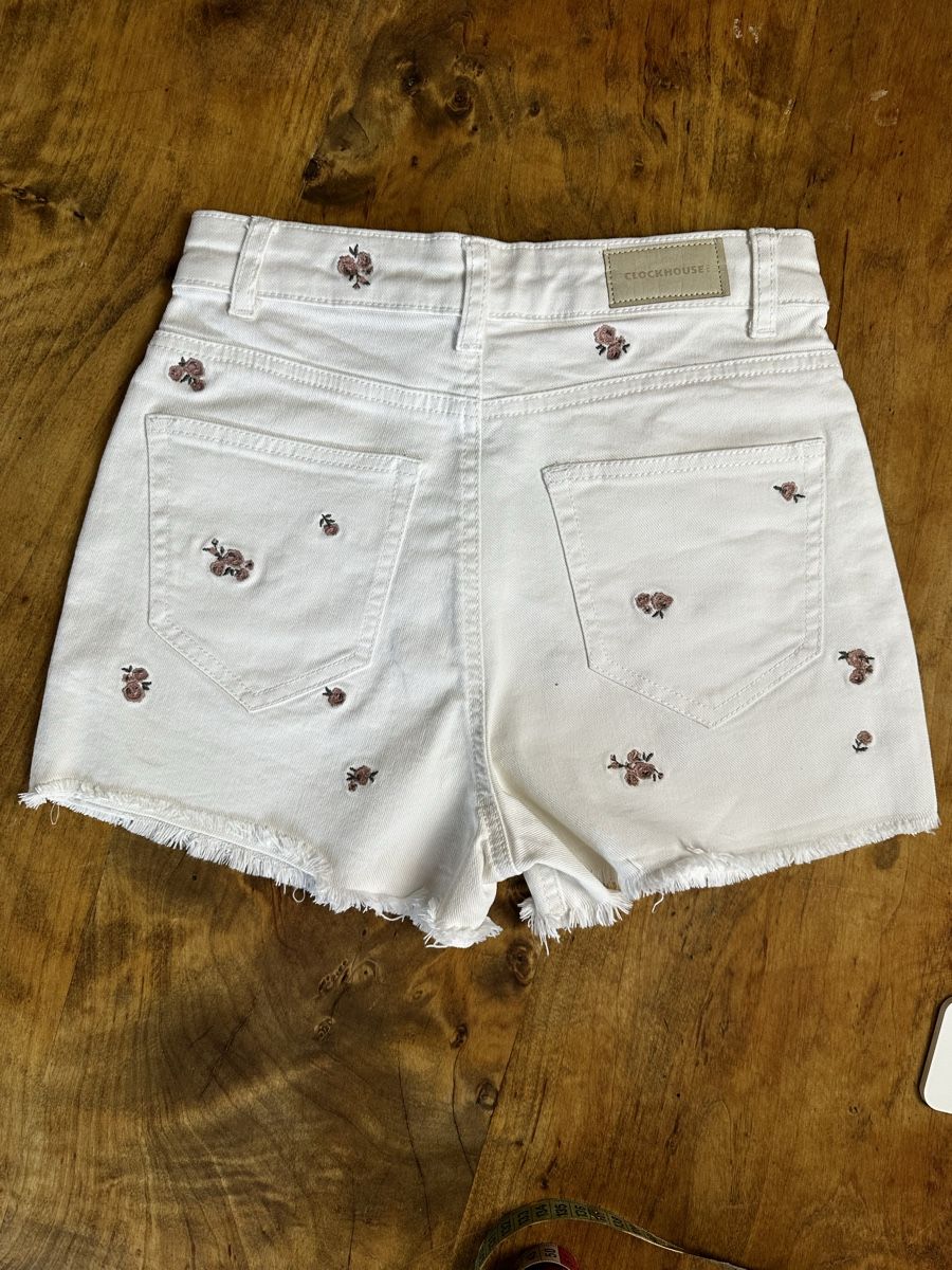 C&A Jeans: Shorts CLOCKHOUSE blanc taille 34 brodé neuf – Nuovo (secondo la descrizione) da Châtelaine venduto da Alexandra.jankowski